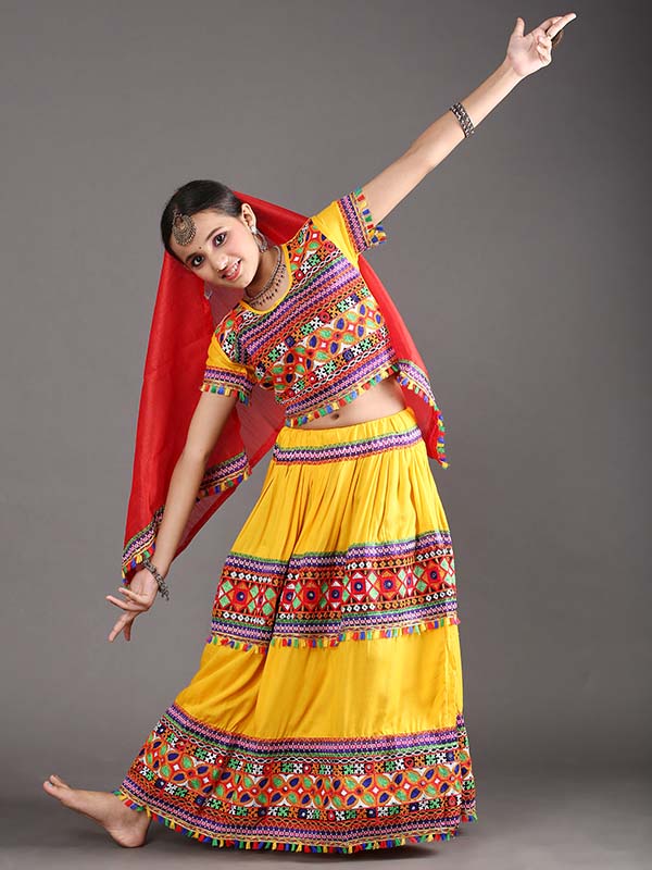Navratri 2018 Garba Lehenga Dandiya Dresses You Should Try - Amar Ujala  Hindi News Live - नवरात्रि स्पेशलः गरबा या डांडिया नाइट कर रही हैं प्लान तो  जान लें लेटेस्ट ट्रेंड, दिखेंगी ...
